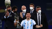 Lionel Messi hạnh phúc với danh hiệu lớn đầu tiên cùng tuyển Argentina.