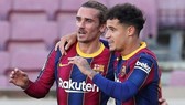 Barca sa sút mùa qua cũng vì Philippe Coutinho (trái) và Antoine Griezmann gây thất vọng lớn.