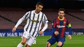 Lionel Messi và Cristiano Ronaldo gặp nhau ở Champions League mùa qua. Ảnh: Getty Images