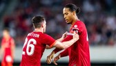 Virgil van Dijk nhận lại băng đội trưởng khi vào sân thay người.