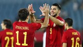 Rafa Mir (phải) đã có một trận đấu để đời giúp Tây Ban Nha ngược dòng thắng khó tin.