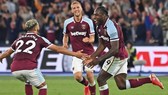 Michail Antonio (phải) đã đạt được cột mốc tự hào trong sự nghiệp cùng West Ham.