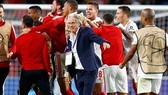 HLV Jorge Jesus và Benfica ăn mừng trở lại vòng bảng Champions League.