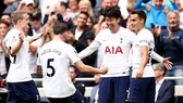 Lần đầu tiên trong lịch sử Tottenham bay cao trên đỉnh, còn Arsenal lụn bại ở cuối bảng. Ảnh: Getty Images