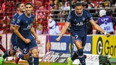 Kylian Mbappe (phải) ghi cú đúp giúp PSG thắng Reims 2-0 hôm Chủ nhật.