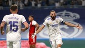 Karim Benzema tiếp tục sắm vai đầu tàu chiến thắng của Real.