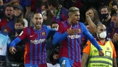Ronald Araujo (phải) vui mừng sau khi “giải cứu” Barca khỏi thất bại.