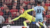 Manuel Lanzini hạ gục thủ môn Dean Henderson ghi bàn duy nhất cho West Ham.