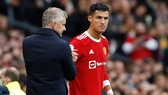 Cristiano Ronaldo không hài lòng khi phải ngồi dự bị.