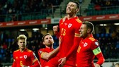 Bàn thắng của Kieffer Moore giữ lại cơ hội mong manh cho Xứ Wales.