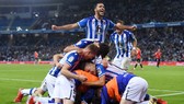 Sociedad ăn mừng chiến thắng đưa họ lên ngôi đầu.