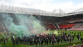 Người hâm mộ Man.United sau đó đã xông vào sân Old Trafford ở mùa qua.