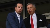 Giám đốc Arsenal, Josh Kroenke (trái) bên cạnh cha mình Stan Kroenke. Ảnh: Getty Images