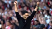 Mikel Arteta tận hưởng chiến thắng trong cột mốc 100 trận. Ảnh: Getty Images