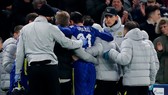 HLV Thomas Tuchel lo lắng khi Ben Chilwell còn không thể tự rời sân. Ảnh: Getty Images