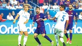Messi xử lý bóng trước các cầu thủ Real.
