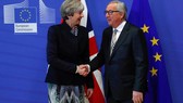 Thủ tướng Anh Theresa May và Chủ tịch Ủy ban châu Âu Jean-Claude Juncker tại trụ sở EC, Brussels, Bỉ, ngày 4-12. Ảnh: REUTERS