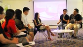 Phạm Tấn Phúc (phải) và Nguyễn Xuân Bằng giới thiệu về Gcalls