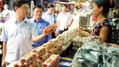 Kiểm tra nguồn gốc sản phẩm bày bán tại chợ truyền thống