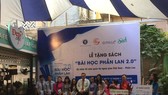 Ông Kari Kahiluoto trao tặng sách cho đại diện giáo viên tiêu biểu TPHCM năm 2017