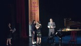 Bà Cecilia Piccioni - Đại sứ đặc mệnh toàn quyền Cộng hòa Italia tại Việt Nam đại diện trao Huân chương Hiệp sĩ của Chính phủ Italia dành tặng NTK Minh Hạnh