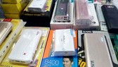 Pin sạc dự phòng bày bán tại một cửa hàng ở chợ Hạnh Thông Tây