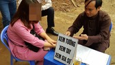 Hoạt động mê tín diễn ra công khai tại một lễ hội. Ảnh: ĐÀO THỤY
