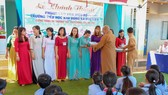Thượng tọa Thích Đồng Tấn tặng quà thầy cô giáo trong lễ bàn giao phòng làm việc cho Trường Tiểu học Kim Đồng