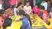 Từ nguồn vốn được các hội viên chung giúp, nhiều chị em phụ nữ ở huyện Tam Nông đã có được nghề đan thêu, tạo nguồn thu nhập