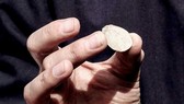 Israel phát hiện đồng tiền xu gần 2.000 năm tuổi