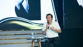 Đạo diễn Vũ Thành Vinh tại buổi ra mắt sách Sự sống có giá bao nhiêu?