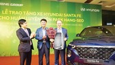 Tập đoàn Thành Công và Hyundai tặng xe Santa Fe cho ông Park Hang Seo
