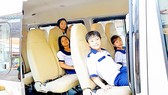 Học sinh Trường Tiểu học Nguyễn Bỉnh Khiêm (quận 1, TPHCM) sử dụng dịch vụ xe đưa đón. Ảnh: HOÀNG HÙNG