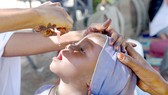 Cho trẻ uống vaccine ngừa bại liệt ở châu Phi