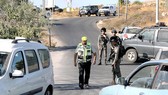 Binh sĩ Israel phong tỏa một con đường khu Bờ Tây để lùng bắt các tay súng Palestine Ảnh: REUTERS