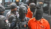 Cảnh sát Indonesia bắt giữ các nghi can khủng bố có liên hệ với tổ chức Nhà nước Hồi giáo (IS) tự xưng, tại Jakarta ngày 17-5-2019. Ảnh: TTXVN