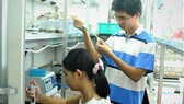 Sinh viên Trường ĐH Khoa học tự nhiên (ĐH Quốc gia TPHCM) thực hành tại phòng thí nghiệm