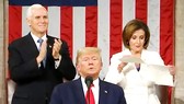 Khi Tổng thống Donald Trump kết thúc Thông điệp liên bang thì ở phía sau, Chủ tịch Hạ viện Nancy Pelosi xé tài liệu này