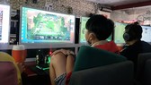 Trẻ em dành nhiều thời gian đến quán game online. Ảnh: BÙI ANH TUẤN