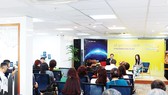 Tác giả giao lưu với khách tới tham dự buổi giới thiệu sách