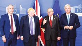 Thủ tướng Anh Boris Johnson (thứ 2 từ trái sang) tham dự hội nghị bàn về Brexit với giới chức EU vào cuối năm 2019