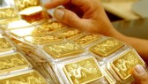 Giá vàng SJC tiếp tục vượt đỉnh, VN-Index tăng gần 12 điểm