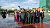 Đoàn cán bộ Việt Nam do Đại sứ Vũ Quang Minh dẫn đầu dâng hương tri ân các Anh hùng liệt sĩ tại Tượng đài Hữu nghị Việt Nam-Campuchia ở thủ đô Phnom Penh. Ảnh: TTXVN
