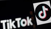 Biểu tượng TikTok trên màn hình điện thoại tại Arlington, Virginia, Mỹ. Nguồn: TTXVN