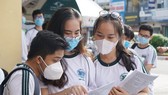 Thí sinh tại điểm thi THPT Nguyễn Thượng Hiền (quận Tân Bình, TPHCM) trao đổi khi kết thúc môn thi tiếng Anh, chiều 10-8-2020. Ảnh: HOÀNG HÙNG