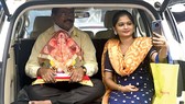Người dân Ấn Độ ở thành phố Mumbai khoe tượng Thần Ganesha tự tạo
