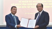 Bộ trưởng, Chủ nhiệm VPCP Mai Tiến Dũng trao quyết định tiếp nhận và bổ nhiệm ông Nguyễn Hồng Sâm giữ chức vụ quyền Tổng Giám đốc Cổng TTĐT Chính phủ kiêm Tổng Biên tập Báo điện tử Chính phủ. Ảnh: VGP