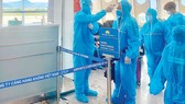 Kiểm tra thân nhiệt hành khách trước khi vào phòng chờ. Ảnh: HOÀNG HÙNG