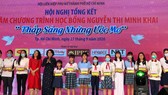 Trao học bổng cho nữ sinh và con công nhân khó khăn