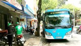 Xe Võ Cúc Phương chạy tuyến TPHCM - Long Khánh đón trả khách trên đường Nguyễn Duy Dương, quận 5